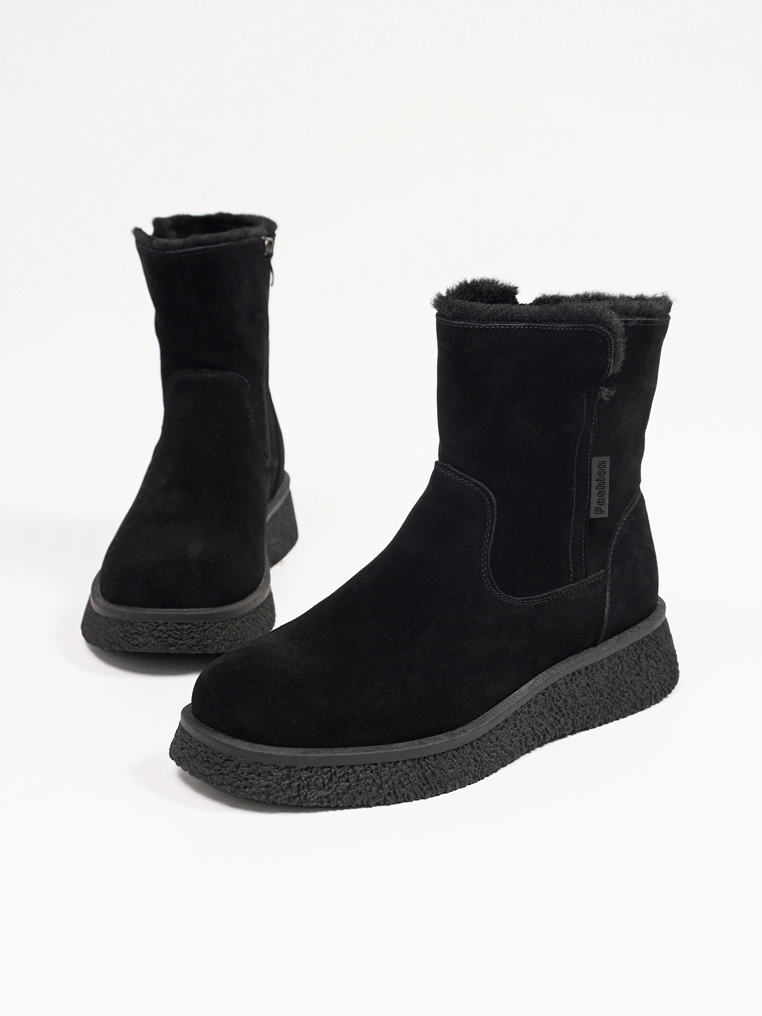 Ботинки черного цвета из натуральной замши на средней танкетке